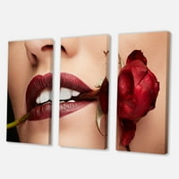 Designart 'Djevojka S Crvenim Karminom Koja Drži Ružu U Ustima' Moderni Platneni Zidni Umjetnički Print